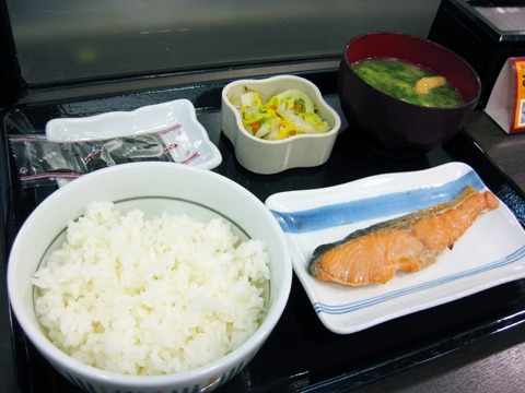 ゆっくり食べるメシ